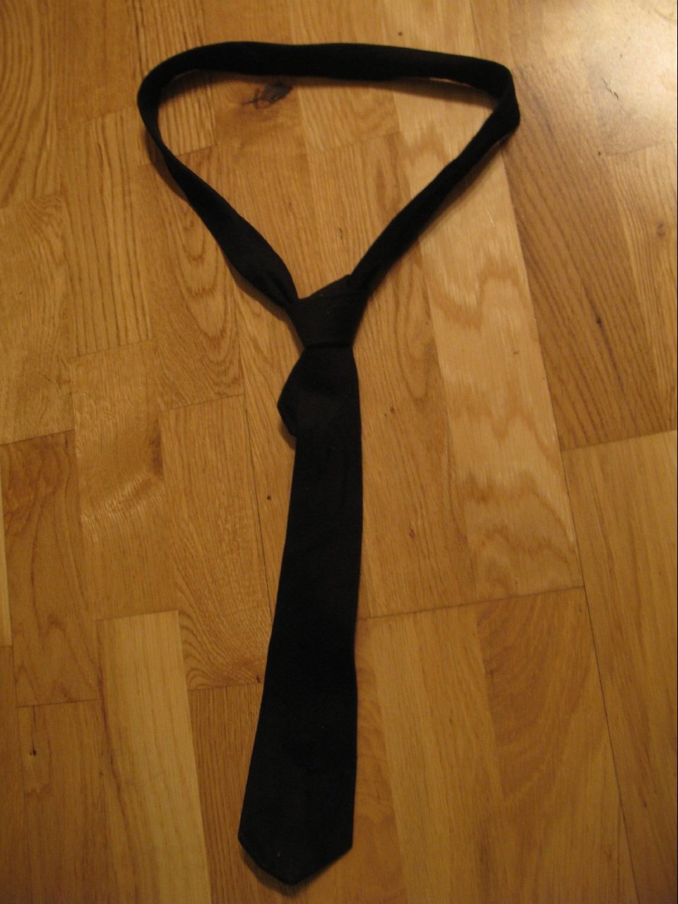 Krawat damski czarny wąski