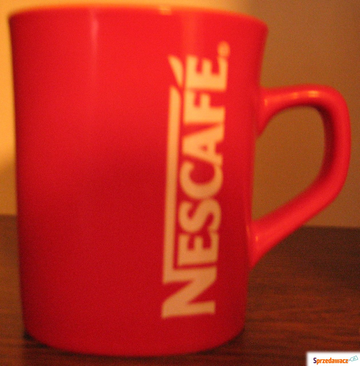 Czerwony kubek z Nescafe