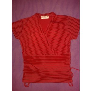 czerwona bluzeczka w drobne czarne paseczki na zamianę