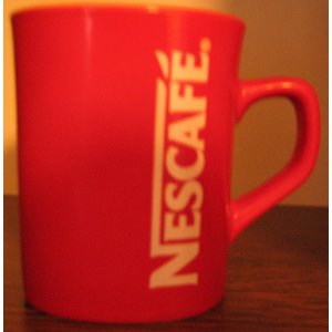 Czerwony kubek z Nescafe