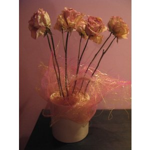 Donica doniczka porcelanowa z suszonymi kwiatami - dekoracja, róże