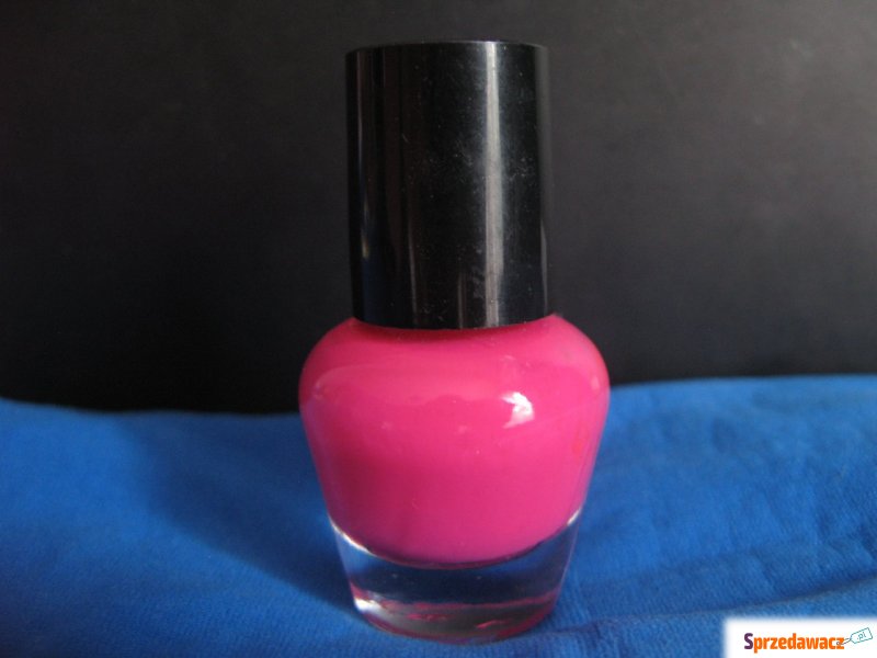 Różowy lakier do paznokci - modny kolor - Pielęgnacja dłoni, stóp - Oleśnica