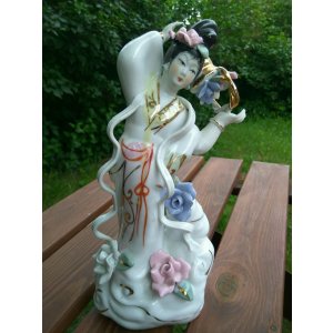 Chińska figurka porcelanowa - Japońska kobieta - Gejsza z dzbanem