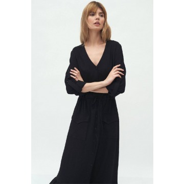 Nife - Długa czarna sukienka z falbanami i dużymi kieszeniami