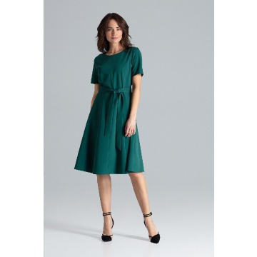 Lenitif - Trapezowa sukienka o klasycznym kroju z paskiem zielona