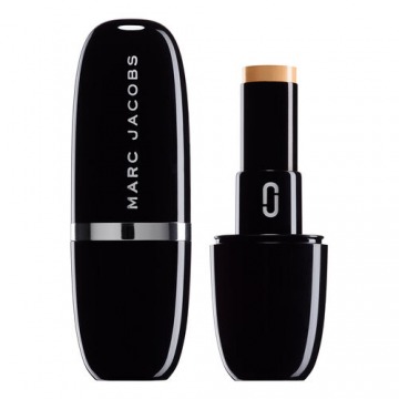MARC JACOBS BEAUTY - Accomplice Concealer and Touch-up Stick - Korektor w sztyfcie - Tan 4