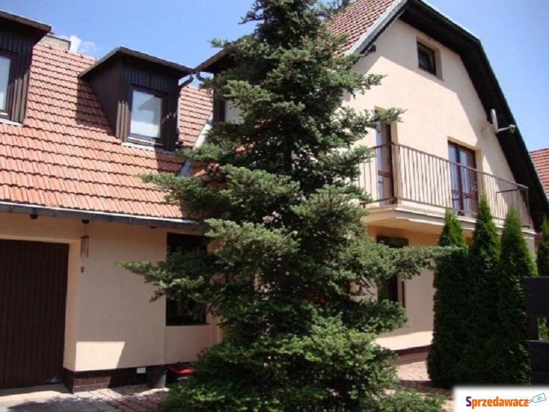 Sprzedam dom Wrocław, Psie Pole -  bliźniak dwupiętrowy,  pow.  370 m2,  działka:   490 m2