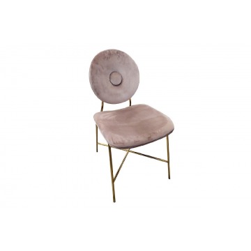 różowe tapicerowane krzesło na złotych nogach ruote rosa