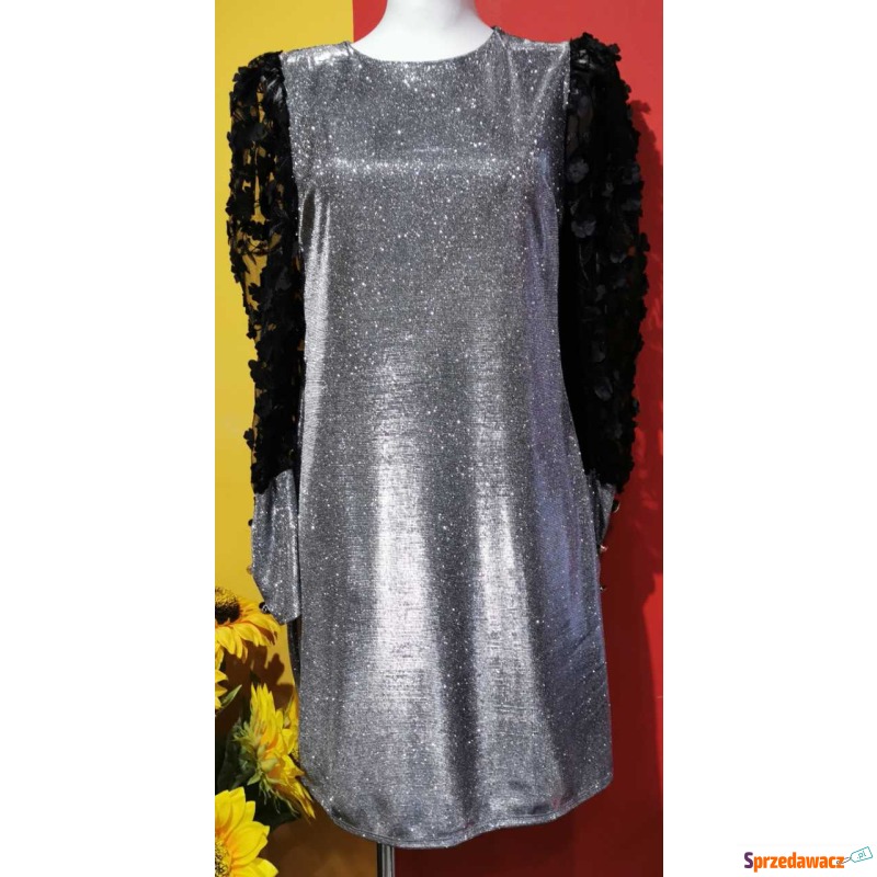 Śliczna srebrna sukienka z kwiatami 3d na rękawkach - Sukienki - Zgorzelec