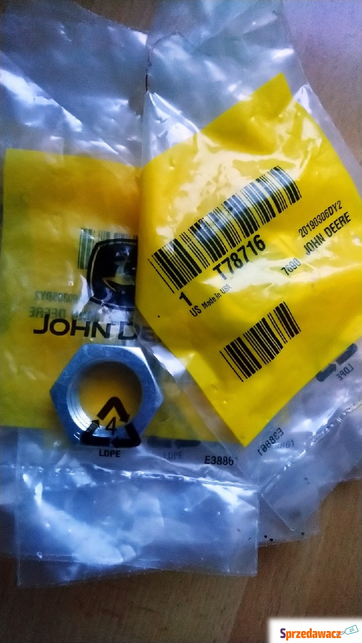 T78716 nakrętka złącza John De...