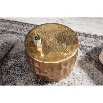złoty stolik kawowy organic orient z młotkowanego aluminium / 53x35x53 cm