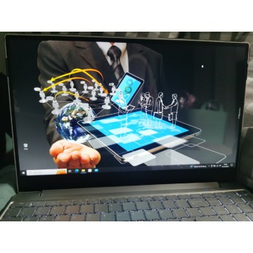 Laptop z nowymi funkcjami technicznymi