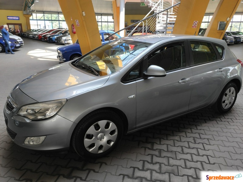 Opel Astra  Hatchback 2010,  1.6 benzyna - Na sprzedaż za 23 900 zł - Mysłowice