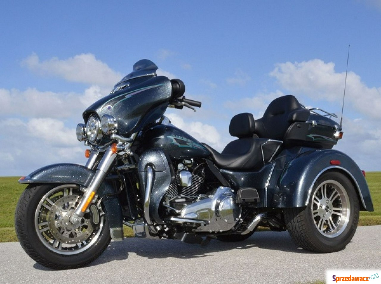 HARLEY-DAVIDSON FLHTCUTG TRIGLIDE...