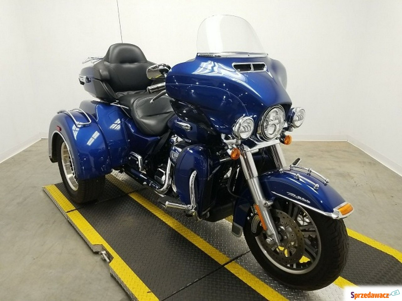 HARLEY-DAVIDSON FLHTCUTG TRIGLIDE...