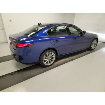 Alfa Romeo Giulia  Liftback 2023,  2.0 benzyna, automat - Na sprzedaż za 167 200 zł - Katowice - zdjęcie 4