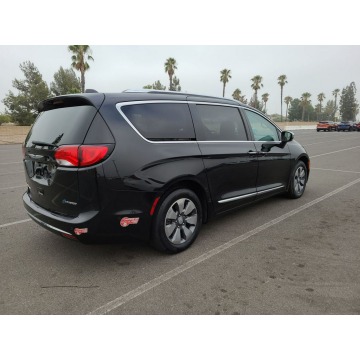 Chrysler Pacifica  Minivan/Van 2018,  3.6 hybryda, automat - Na sprzedaż za 117 342 zł - Katowice - zdjęcie 4