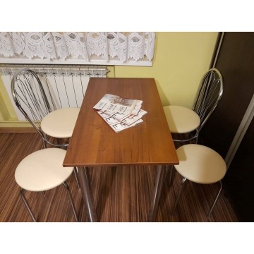 Zestaw MIX-Stół plus dwa krzesla i dwa taborety.