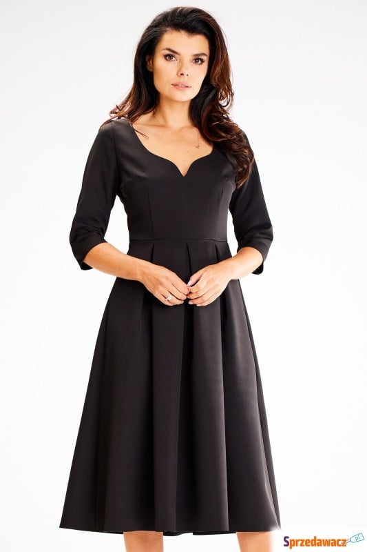Rozkloszowana sukienka z dekoltem w serce - czarna - Sukienki - Białogard