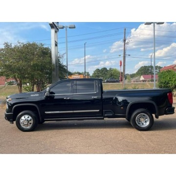 Chevrolet  2023,  6.6 diesel, automat - Na sprzedaż za 380 070 zł - Katowice - zdjęcie 4