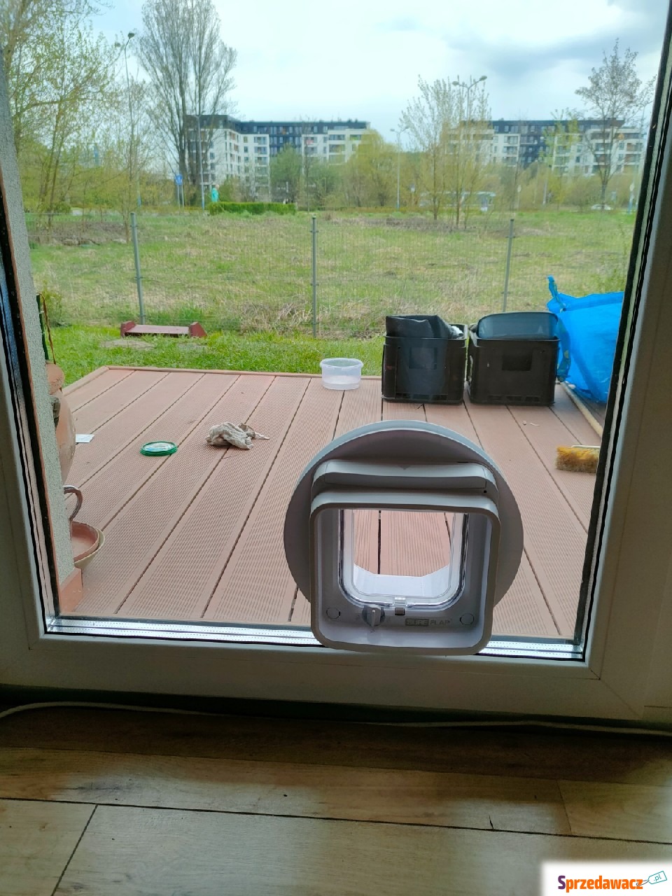 Drzwiczki dla kota montaż w oknie...