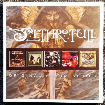 Polecam Znakomity  Zestaw 5 płyt CD Kultowego Zespołu Jethro Tull Limitowana Edycja