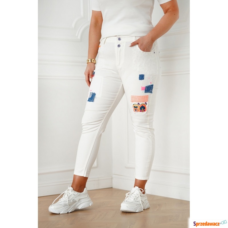 Białe jeansy z ozdobnymi naszywkami - Biance - Spodnie, legginsy - Koszalin