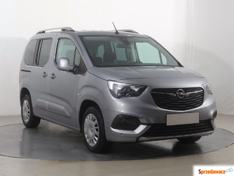 Opel Combo  Pick-up 2019,  1.2 benzyna - Na sprzedaż za 58 535 zł - Katowice