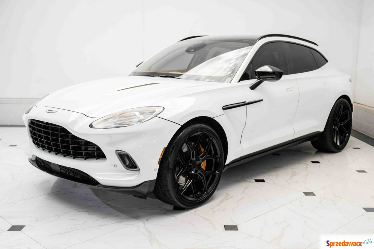Aston Martin DBX 2021