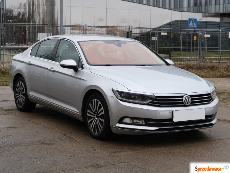 Volkswagen Passat  Liftback 2015,  2.0 benzyna - Na sprzedaż za 67 999 zł - Chorzów