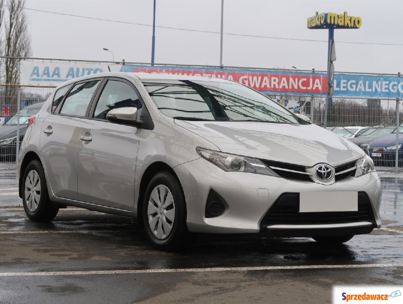 Toyota Auris  Hatchback 2015,  1.6 benzyna - Na sprzedaż za 43 999 zł - Łódź