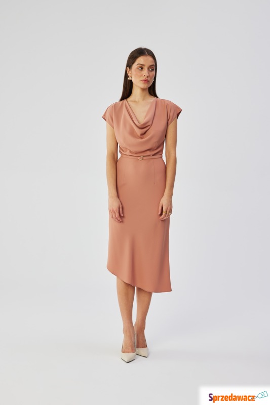 Różowa asymetryczna sukienka z dekoltem woda - Sukienki - Łowicz