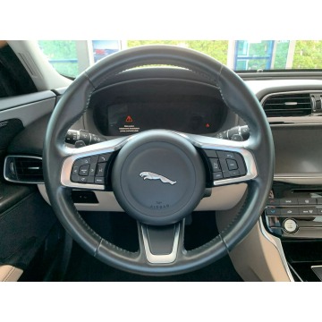 Jaguar XE  Sedan/Limuzyna 2017,  2.0 diesel, automat - Na sprzedaż za 86 898 zł - Kraków - zdjęcie 11