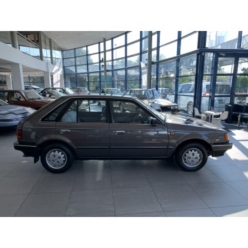 Mazda 323  Hatchback 1986,  1.6 benzyna - Na sprzedaż za 79 899 zł - Kraków - zdjęcie 4