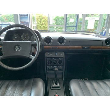 Mercedes - Benz W123  Sedan/Limuzyna 1981,  2.4 diesel, automat - Na sprzedaż za 98 900 zł - Kraków - zdjęcie 10