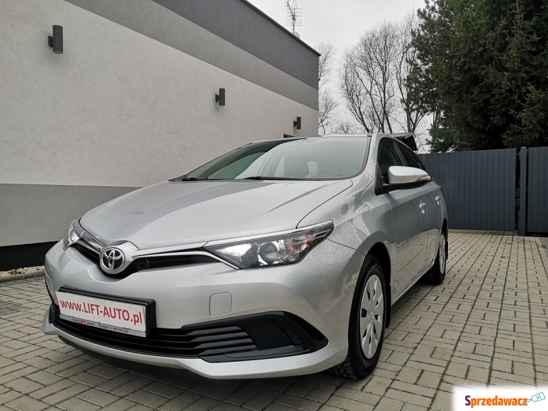 Toyota Auris 2015,  1.6 benzyna - Na sprzedaż za 48 900 zł - Strzegom