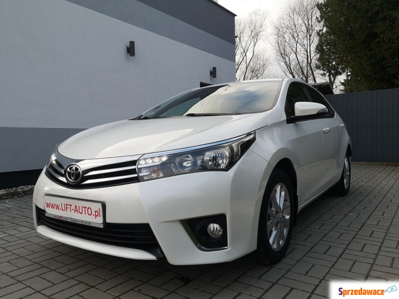 Toyota Corolla 2015,  1.6 benzyna - Na sprzedaż za 54 900 zł - Strzegom