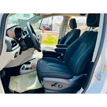 Chrysler Voyager  Minivan/Van 2023,  3.6 benzyna, automat - Na sprzedaż za 148 830 zł - Katowice - zdjęcie 9