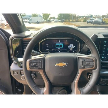 Chevrolet  2023,  6.6 diesel, automat - Na sprzedaż za 380 070 zł - Katowice - zdjęcie 12