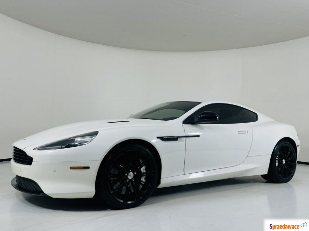 Aston Martin DB9 2015