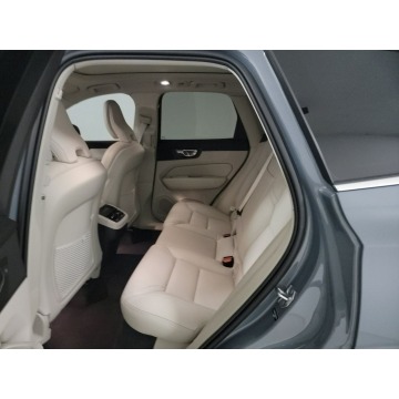 Volvo   SUV 2022,  2.0 hybryda, automat - Na sprzedaż za 218 700 zł - Katowice - zdjęcie 9