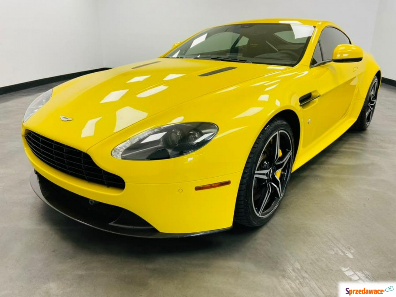 Aston Martin V8 2016