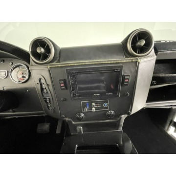 Land Rover Defender  Terenowy 1988,  6.7 benzyna, automat - Na sprzedaż za 2 540 700 zł - Katowice - zdjęcie 4