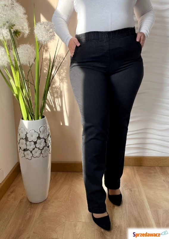 Czarne jeansowe spodnie Jovita z prostą nogawką... - Spodnie damskie - Białystok