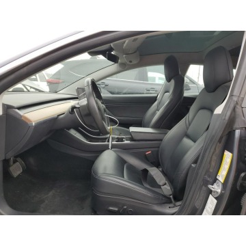 Tesla Model 3  Sedan/Limuzyna 2019 elektryczny, automat - Na sprzedaż za 43 788 zł - Katowice - zdjęcie 8