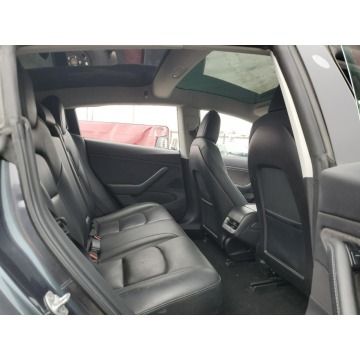 Tesla Model 3  Sedan/Limuzyna 2019 elektryczny, automat - Na sprzedaż za 43 788 zł - Katowice - zdjęcie 9
