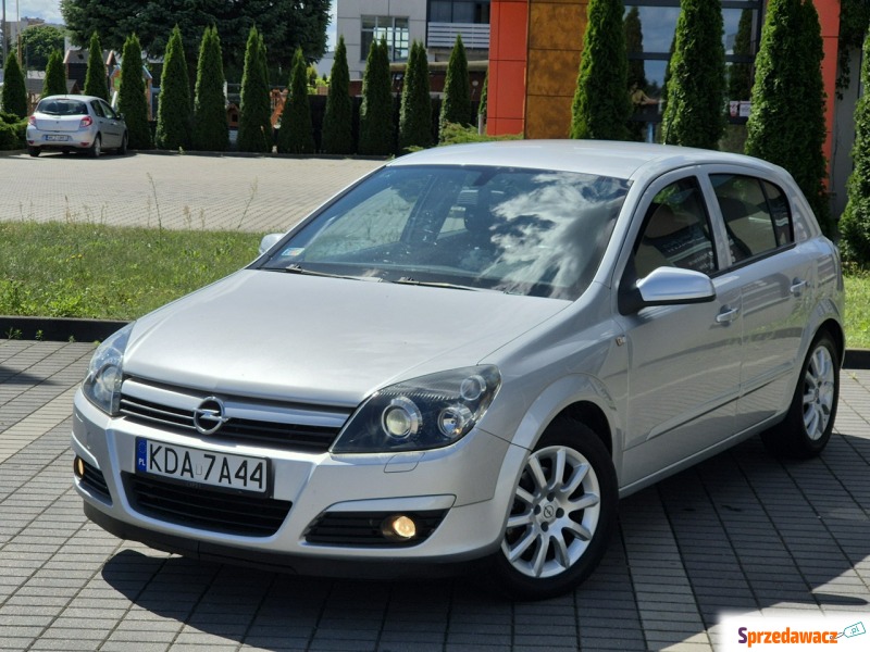 Opel Astra  Hatchback 2004,  1.6 benzyna+LPG - Na sprzedaż za 11 900 zł - Radom