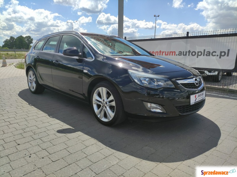 Opel Astra 2011,  1.4 benzyna - Na sprzedaż za 27 800 zł - Lipówki