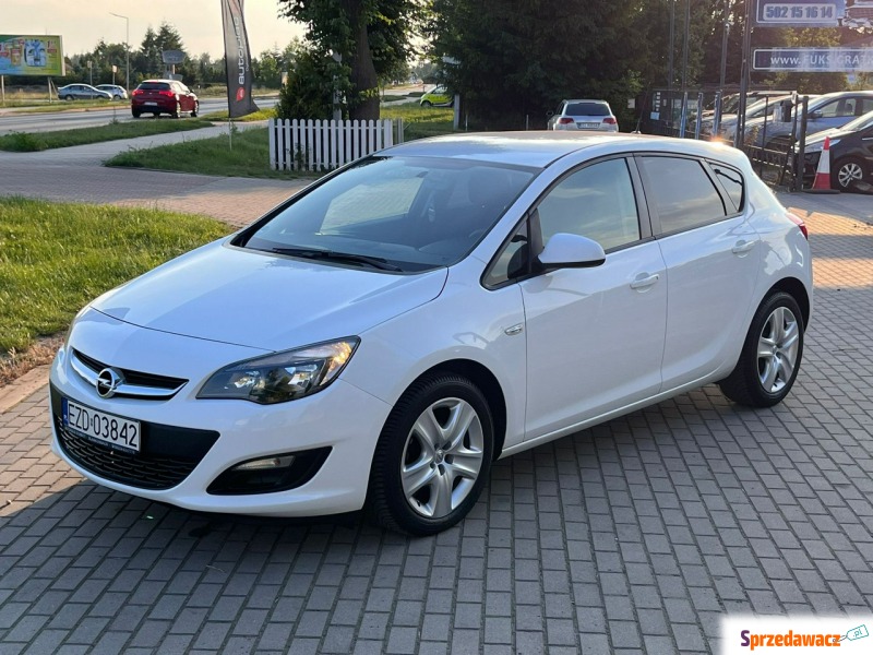 Opel Astra  Hatchback 2013,  1.4 benzyna - Na sprzedaż za 30 900 zł - Czechy