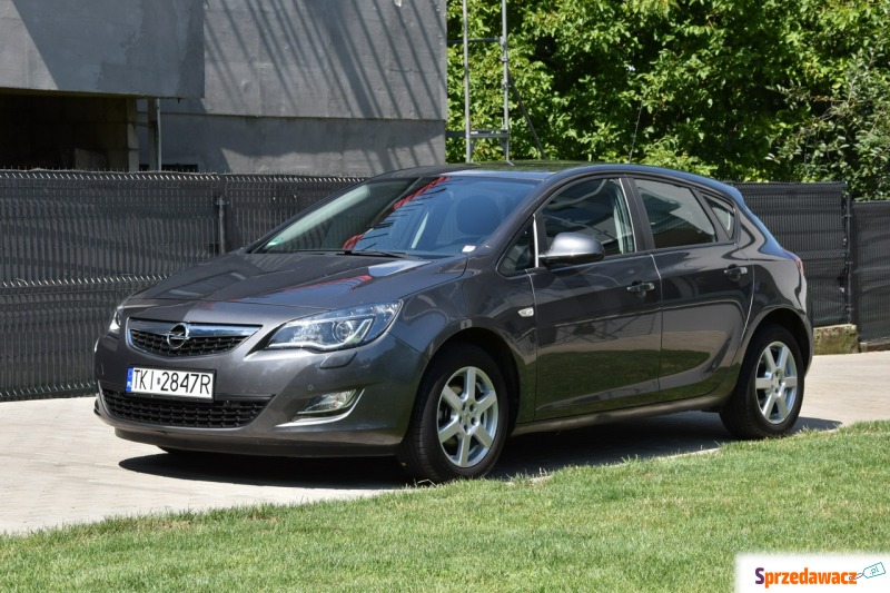 Opel Astra  Hatchback 2010,  1.6 benzyna - Na sprzedaż za 23 899 zł - Piekoszów